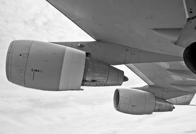 Flugzeug im Hintergrund – LoL-Versicherung schützt bei Verlust der Fluglizenz