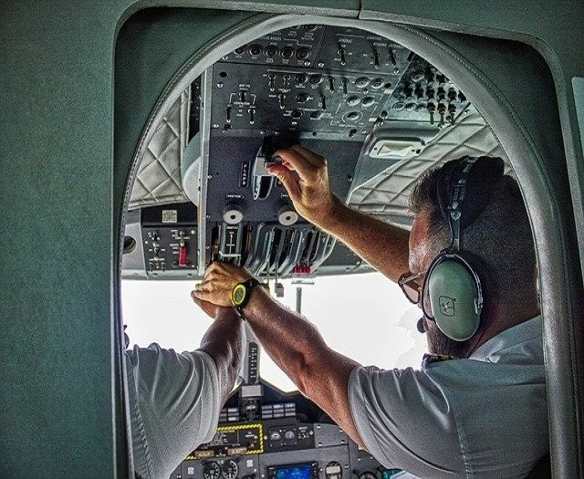 Junge Pilotin bei der Flugausbildung im Cockpit – mögliche Risiken früh erkennen